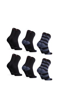 Quatre paires de chaussettes : deux solidement noires, une noire avec un talon bleu foncé, et une rayée bleu foncé. Toutes comportent un petit logo rouge sur le dessus.