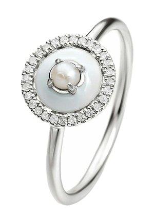 Anillo de plata con un diseño circular, una perla blanca en el centro y un halo de piedras transparentes brillantes alrededor. Banda pulida y suave.