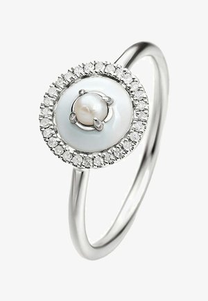 Anillo de plata con un diseño circular, una perla blanca en el centro y un halo de piedras transparentes brillantes alrededor. Banda pulida y suave.
