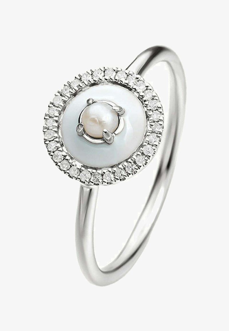 Anillo de plata con un diseño circular, una perla blanca en el centro y un halo de piedras transparentes brillantes alrededor. Banda pulida y suave.