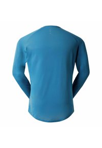 Langarm-Sportshirt in gedecktem Blau, aus strukturiertem Material gefertigt. Verfügt über einen runden Halsausschnitt und drei kleine Akzentpunkte nahe dem Kragen.