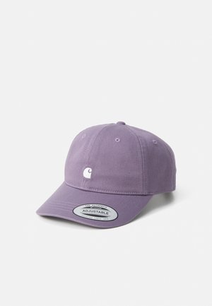 Lila verstellbare Baseballkappe mit kleinem weißem Logo vorne und gebogener Krempe auf einfarbigem Hintergrund.