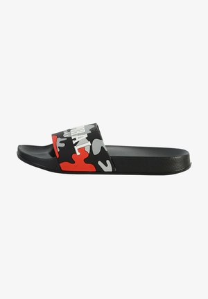 Sandale noire à glissière avec une sangle camo aux motifs rouge, gris et noir ; présente un texte blanc proéminent sur la surface supérieure.