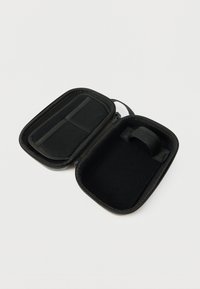 Μαύρη θήκη σκληρού κελύφους με φερμουάρ, διαθέτει δίχτυ τσέπης και ελαστικό λουρί στο εσωτερικό, μαλακή επένδυση, στρογγυλεμένες γωνίες και υφή στην εξωτερική επιφάνεια.