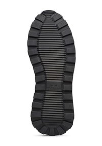 Suola di scarpa in gomma nera con profonde scanalature orizzontali e verticali per la trazione. Presenta una forma arrotondata e un'area centrale per il branding.