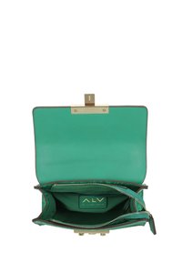 Borsa a mano in pelle verde con una chiusura dorata, dotata di un interno liscio e due scomparti con zip. All'interno è presente un'etichetta del marchio.
