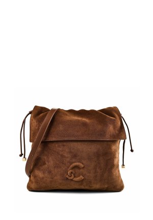 Sac à bandoulière en daim marron avec fermeture à rabat, sangle réglable et logo embossé à l'avant.