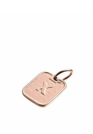 Colgante rectangular de oro rosa con letra "X" en relieve y anillo ovalado adjunto sobre fondo blanco.
