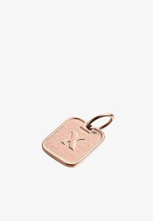 Colgante rectangular de oro rosa con letra "X" en relieve y anillo ovalado adjunto sobre fondo blanco.