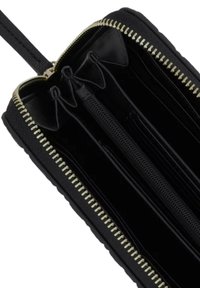 Portafoglio nero con cerniera e molteplici scomparti, caratterizzato da una cerniera dorata e un interno liscio, realizzato in materiale resistente.