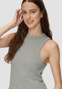 Lichtgrijze geribde tanktop met een hoge halslijn en brede armsgaten, voorzien van een soepele textuur en een aangesloten ontwerp.