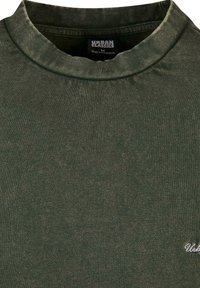 Camiseta de cuello redondo de canalé en verde oscuro con etiqueta "Urban Classics" y pequeño texto bordado en blanco en el pecho.