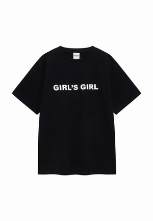 Svart T-skjorte med korte ermer og rund hals, med hvit tekst "GIRL'S GIRL" plassert midt foran.