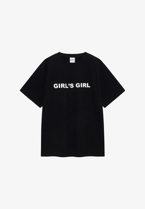 Svart T-skjorte med korte ermer og rund hals, med hvit tekst "GIRL'S GIRL" plassert midt foran.
