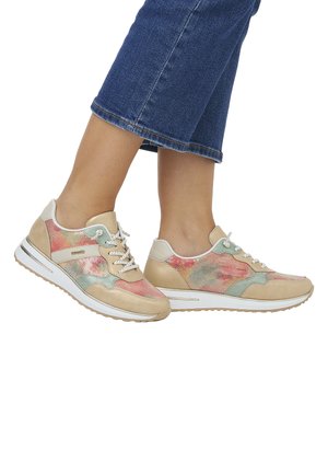 Baskets beiges avec un dessus texturé arborant un motif aquarelle coloré, un design à lacets et une semelle en caoutchouc blanche avec des crampons marron clair.