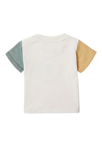 Korte mouw T-shirt gemaakt van katoen met een witte basis, teal en mosterdkleurige mouwen, voorzien van een ronde hals en een gladde textuur.