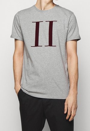 Camiseta de algodón gris con un gran "II" burdeos impreso en la parte frontal. Mangas cortas y cuello redondo, con un ajuste relajado.