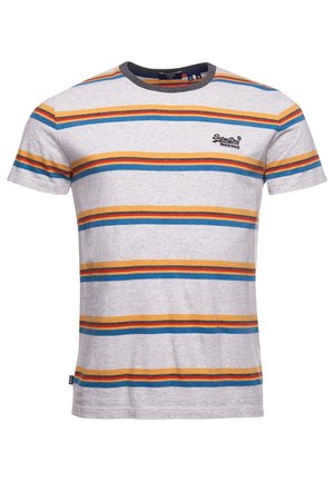 Camiseta gris de manga corta con rayas horizontales naranjas, azules y rojas y un pequeño logo negro en el pecho izquierdo.