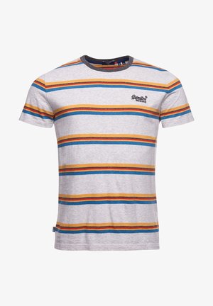 T-shirt grigia a maniche corte con strisce orizzontali arancioni, blu e rosse e un piccolo logo nero sul petto sinistro.