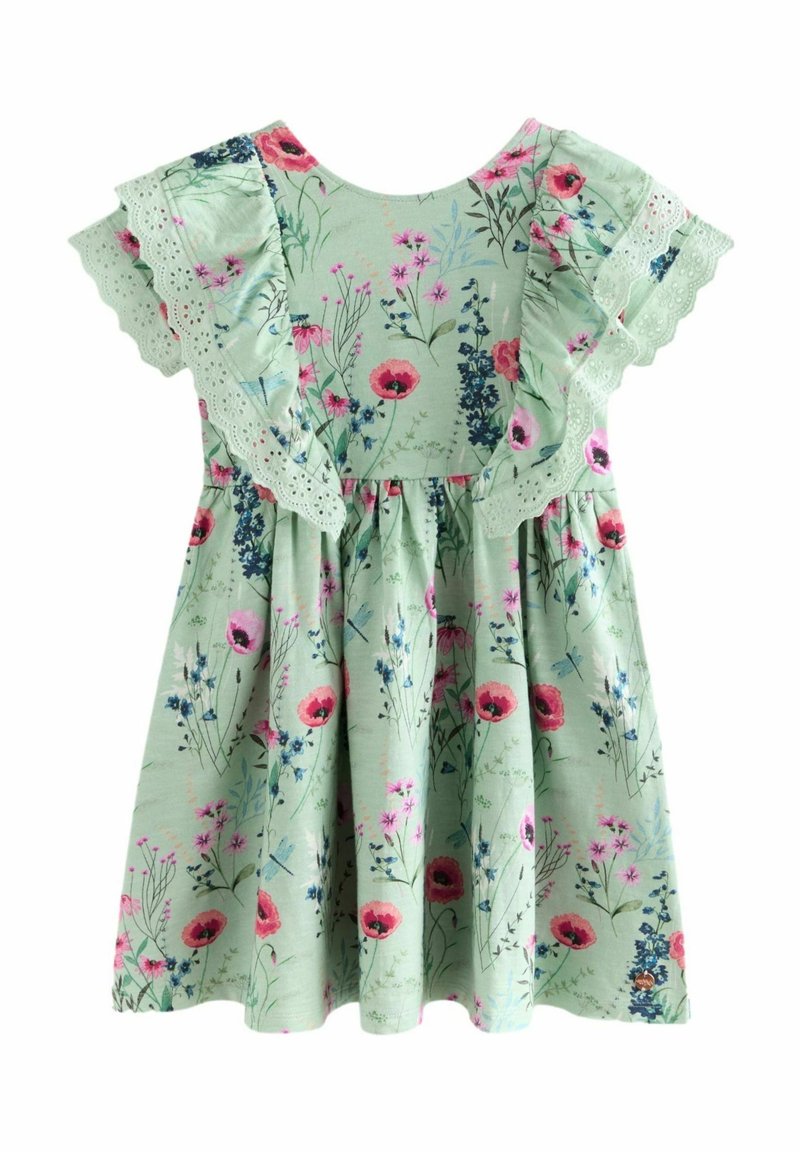 Robe florale verte avec des fleurs roses et bleues, manches papillon bordées de dentelle anglaise blanche, taille froncée et encolure ronde.