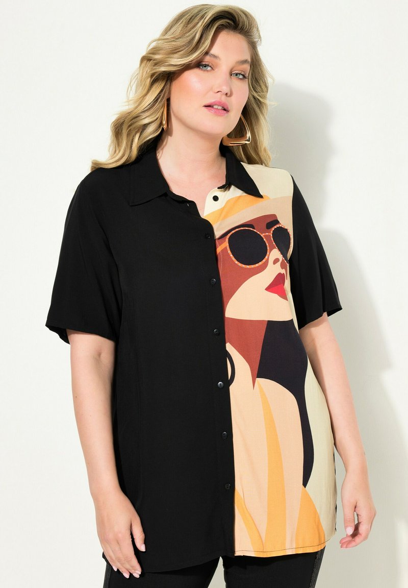 Camicetta nera a maniche corte con bottoni, caratterizzata da una grafica colorata di una donna con occhiali da sole. Tessuto morbido con design a pannelli stampati in contrasto.