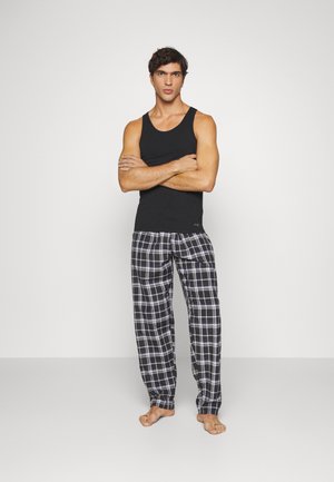 Herren-Schlafanzugset mit einem schwarzen Tanktop und karierten Schlafanzughosen in Schwarz, Weiß und Grau. Die Hose hat einen elastischen Bund und einen geraden Schnitt.
