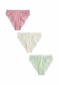 Drie paren damesondergoed met kantafwerking: roze, crème en mintgroen. Elk paar heeft een zachte stof met geschulpte kanten accenten aan de zijkanten.