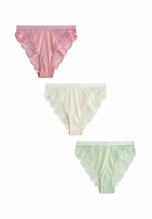 Drie paren damesondergoed met kantafwerking: roze, crème en mintgroen. Elk paar heeft een zachte stof met geschulpte kanten accenten aan de zijkanten.