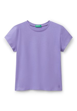Lavendelfarbenes T-Shirt mit kurzen Ärmeln, hergestellt aus weicher Baumwolle. Es hat einen Rundhalsausschnitt und ein kleines Logo in der unteren linken Ecke.