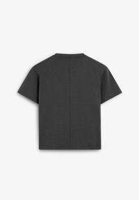 Tricou simplu negru, cu mânecă scurtă, prezentat din spate, cu o cusătură verticală centrală și decolteu rotund, pe un fond alb.