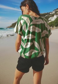 Next SHORT SLEEVE BUBBLEHEM REGULAR FIT - Triko s potiskem - green leaf print
