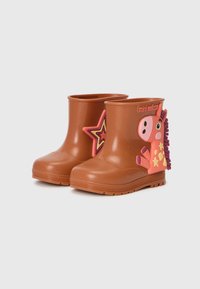 Bottes en caoutchouc imperméables marron avec une étoile rose et jaune et un design de poney coloré sur le côté. Semelle texturée pour plus de traction.