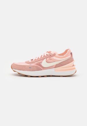 Lavtop pink og fersken Nike sneaker med hvid swoosh, net og ruskindsoverdel, hvid mellemsål og gummi ydersål.