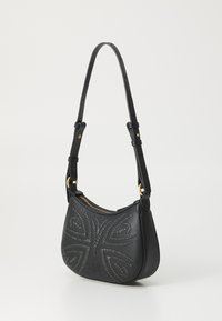 Schwarze Leder-Schultertasche mit geschwungener Form, verziert mit eingeprägten Dekormustern, goldenen Hardware-Akzenten und einem verstellbaren Tragegurt.