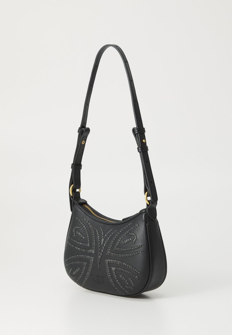 Borsa a spalla in pelle nera con una forma curva, caratterizzata da motivi decorativi a rilievo, dettagli hardware in oro e tracolla regolabile.