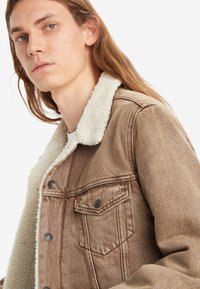 Levi's® TRUCKER  - Chaqueta vaquera - breakfast sandwich sherpa