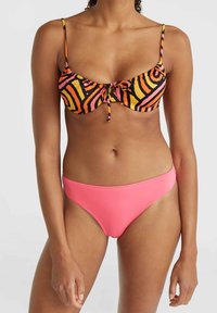Bikini, ki ima črn zgornji del z oranžnimi in roza abstraktnimi črtami, nastavljivim vezanjem spredaj in enobarvnimi roza visokimi hlačkami.