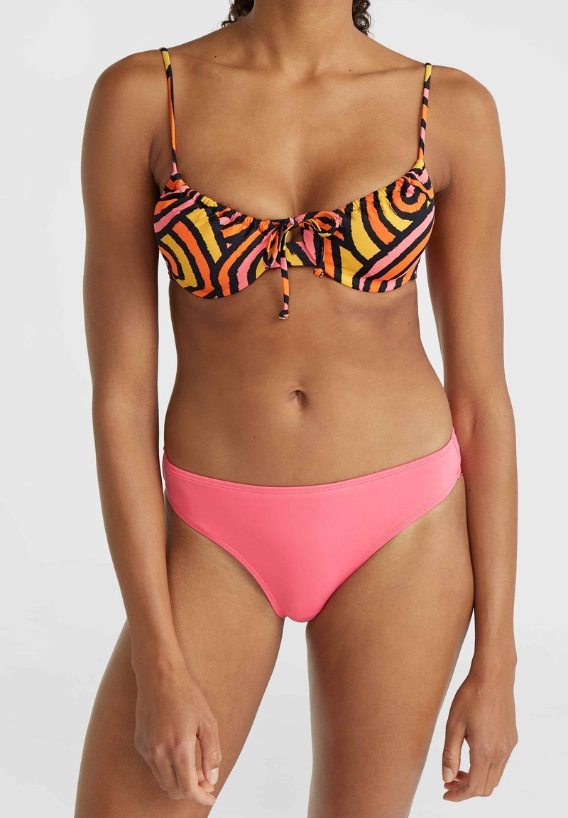 Bikini, ki ima črn zgornji del z oranžnimi in roza abstraktnimi črtami, nastavljivim vezanjem spredaj in enobarvnimi roza visokimi hlačkami.