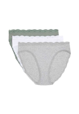 Drie paren vrouwenondergoed: één lichtgrijs, één wit en één groen. Elk heeft een gegolfde kantband en is gemaakt van katoen.