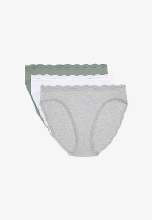 Tre paia di mutandine da donna: una grigia chiara, una bianca e una verde. Ognuna presenta una fascia in pizzo scallop e sono realizzate in cotone.