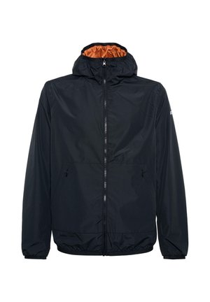 Giacca leggera nera con fodera interna arancione, cappuccio regolabile, chiusura con zip e polsini elasticizzati. Presenta due tasche laterali.