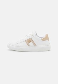 Weißer Ledersneaker mit goldenen Akzenten, ausgestattet mit einem Low-Top-Design, flachen Schnürsenkeln und einer strukturierten Gummisohle. Minimalistischer Stil mit klaren Linien.