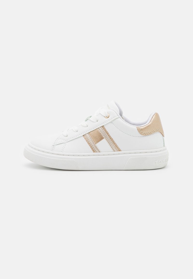 Weißer Ledersneaker mit goldenen Akzenten, ausgestattet mit einem Low-Top-Design, flachen Schnürsenkeln und einer strukturierten Gummisohle. Minimalistischer Stil mit klaren Linien.
