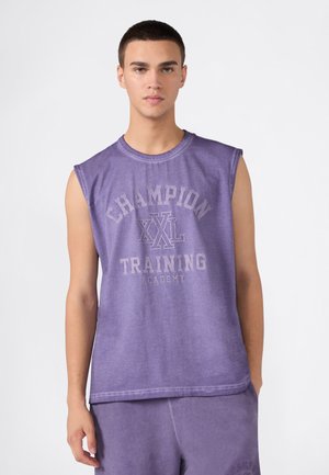 Paarse mouwloze t-shirt met een ronde halslijn en een vooropgedrukte tekst die luidt "Champion XXL Training Academy" in lichtgrijs.