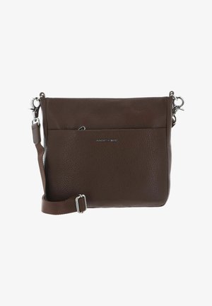 Sac bandoulière en cuir marron avec une finition texturée, une sangle ajustable, des accessoires argentés et une poche avant zippée.