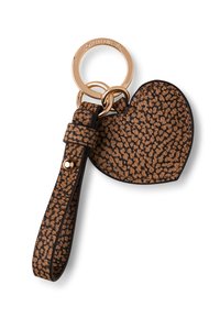 Porte-clés en forme de cœur en cuir marron à motifs avec un accent noir, doté d'un anneau et d'une sangle en métal doré. Détails de surface texturés visibles.