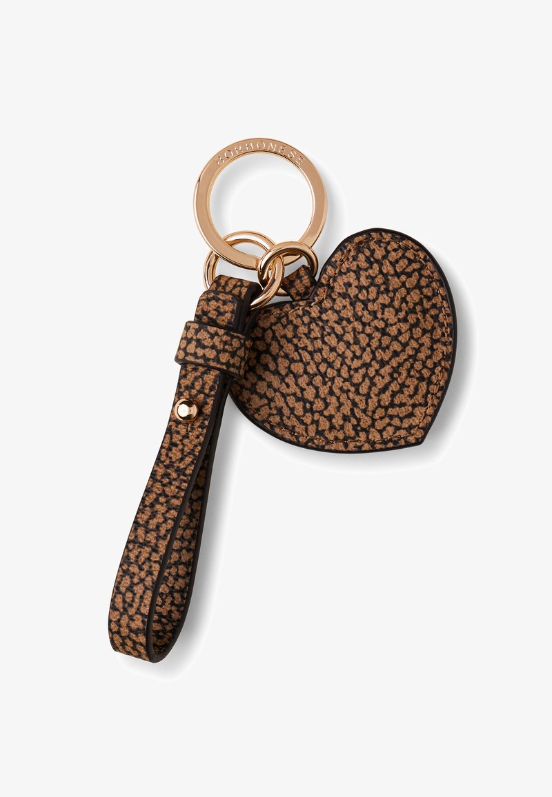 Porte-clés en forme de cœur en cuir marron à motifs avec un accent noir, doté d'un anneau et d'une sangle en métal doré. Détails de surface texturés visibles.