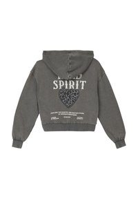 Sudadera gris recortada con capucha ajustable, con un corazón de estampado de leopardo y la palabra "SPIRIT" en letras de color claro en la parte trasera.