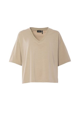 Camiseta oversize beige de manga corta con cuello en V y ajuste holgado, con etiqueta visible en el cuello, mostrada sobre fondo blanco.