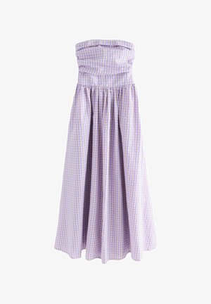 Vestido sin tirantes en un patrón de cuadros morados y blancos, con un cuerpo estructurado, cintura fruncida y falda fluida con un acabado texturizado.